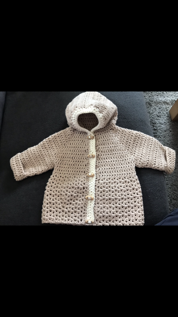 Gute Anleitung. Mit wenig Änderungen konnte ich für meine Enkelin diese schöne Jacke anfertigen.