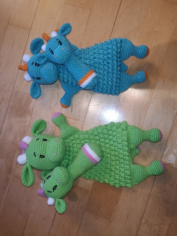 Tolle Anleitung, aber der Körper ist etwas kniffelig... Bis man mal 2 Reihen geschafft hat. Beim türkisfarbenen Drache ist mir der Körper zieml fest geworden... Ich habe ihn dann mit wenig Füllwatte ausgestopft u einen Quietscher rein getan - ist auch super!
Mir hats Spass gemacht, die beschenkten Babys finden sie cool!!