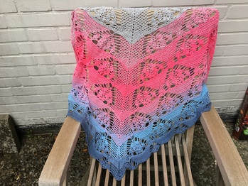 Ein luftiges Tuch zum Sommerkleidchen für eine Freundin. Es hat sooo viel Spaß gemacht und war einfacher, als gedacht.