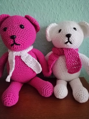 Leider komme ich mit Flauschgarn nicht zurecht, daher habe ich BW garn verwendet. Die Bärchen sind aber trotzdem süß und die Kids die sie bekommen, werden sich hoffentlich freuen.