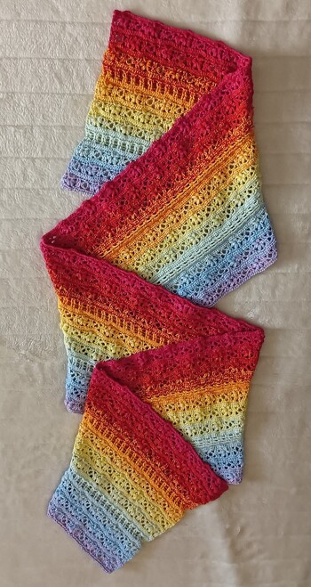 Ich habe aus dem wunderschönen Muster einen fröhlich-bunten Schal gearbeitet :)