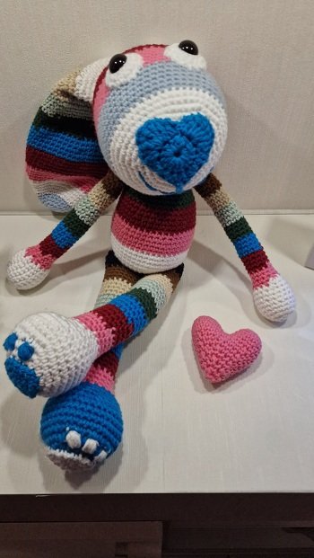 Ich habe dickere Wolle genommen und mit Nadelstärke 4 gehäkelt.  So ist der Hase natürlich entsprechend größer geworden und sieht richtig klasse aus. Hat Spaß gemacht ihn zu häkeln. Mache vielleicht noch einen.