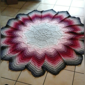 Tolle Anleitungen toll beschrieben,  bei mir waren es 3800ll 4 Fäden mit 4,5 gehäkelt.  Bobbel von Lady dee's traumgarne advendskalender in der Box