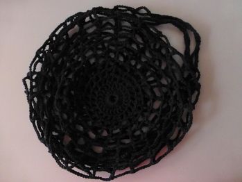 Netze aus irgendwelchen Wollresten habe ich schon einige gemacht, aber das ist ja mal eine witzige Idee, und ratz-fatz fertig.