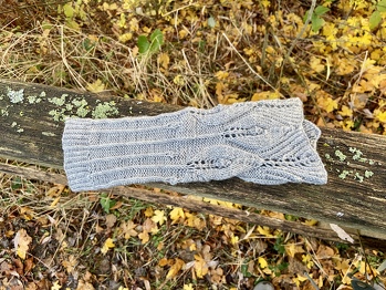Das Stricken der Stulpen hat mir sehr viel Spaß gemacht. Und ich habe mich an einen besonderen Maschenanschlag getraut, den ich vorher noch nie gestrickt hatte. Seitdem verwende ich ihn immer häufiger.
