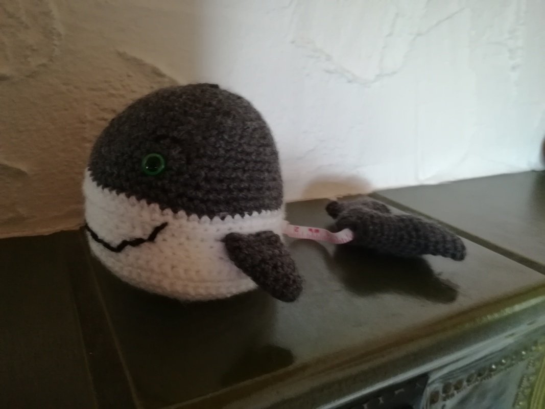 Schneidermaßband mit Nadelkissen Wal, gehäkelt von DaDaDe