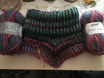 Hallo, ich bin gerade dabei diesen Schalkragen zu häkeln. Wie auf dem Foto zu sehen arbeite ich mit einer anderen Wolle und Nadelstärke 6, hatte ich noch da. Ist mit 1000 II Bobbel die Lauflänge der Wolle gemeint. Meine Wolle sind 100g/ 90m. Wenn ja dann weiß ich ob mein Vorrat noch reicht? Wäre über eine Antwort dankbar, denn ich möchte noch einen für meine Mama häkeln , hat doch öfter mit ihren Schultern und dem Nacken zu tun, gerade in nem zugigem Büro. Dankeschön aus Berlin Simone