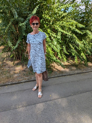 #FrauKonni ist ein unkompliziertes Schnittmuster und ein tolles Kleid, das perfekt für heisse Sommertage ist. Ich habe meine #FrauKonni aus einem weichen Viskoseleinen genäht.