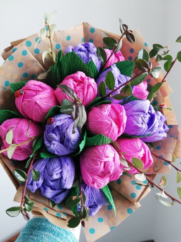 DIY: Tulpe aus Krepppapier mit einer Praline gefüllt