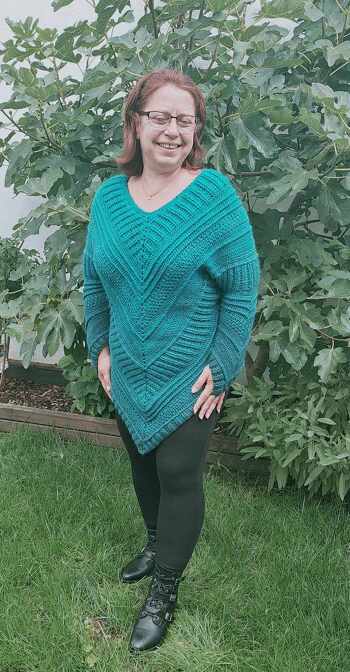 Ich habe mich sofort darin verliebt.
Der Swoncho ist ca. Größe 44, Material 2500m Baumwolle mit Mohair, Nadelstärke 4, Ich habe noch Material übrig, da ich nur 1,63m Groß bin, habe ich ihn nicht so lang gemacht.