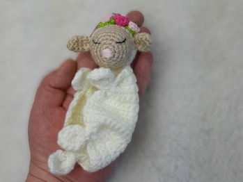 Diese Minischmusi ist mit Acrylwolle gefertigt.  Tolle Anleitung,  sehr zu empfehlen.