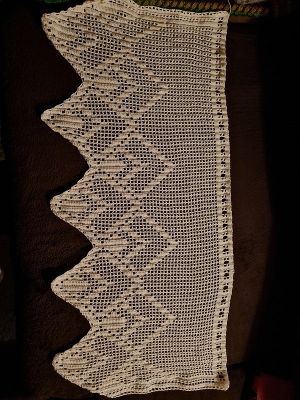 Gardine 3D-Illusion, Häkelanleitung für ein Filetmuster mit Rapport