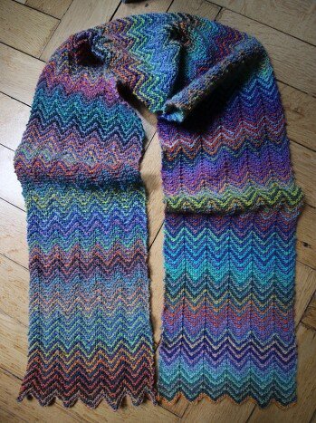 Das Tuch habe ich etwas schmaler gestrickt - als Schal. Ich habe zwei unterschiedliche Farben verwendet und jede zweite Reihe die Farbe gewechselt. Das Muster ist einfach und geht schnell von der Hand. Hat Spaß gemacht.