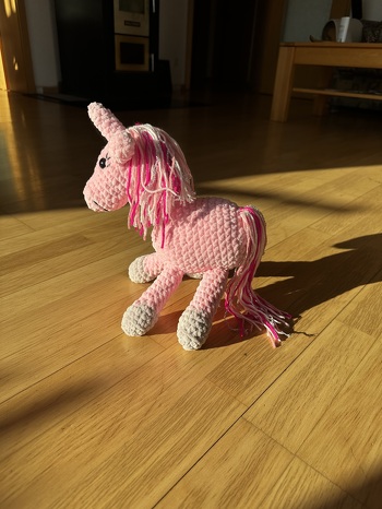 Eine tolle, sehr verständliche und einfache Häkelanleitung. Hat sehr viel Spaß gemacht, dieses Einhorn für meine Enkelin zu häkeln.