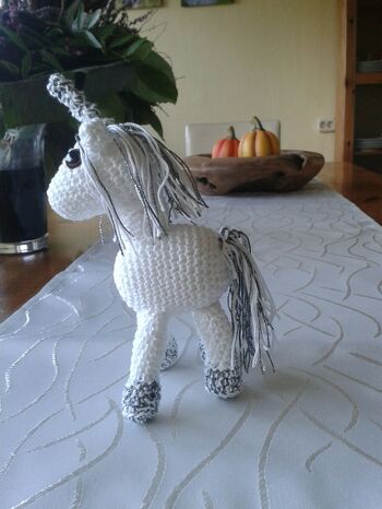 Das Arbeiten dieses Einhorns hat so viel Freude gemacht, dass ich gleich noch ein zweites gehäkelt habe und eine Freundin hat bereits #3 in Auftrag gegeben.