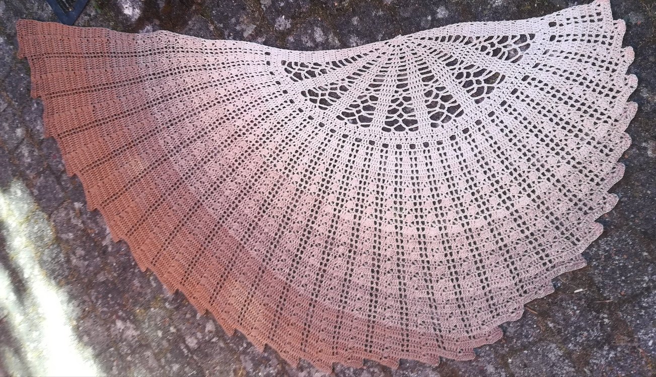 Hyalma crochet pattern for a scarf or shawl in shell shape