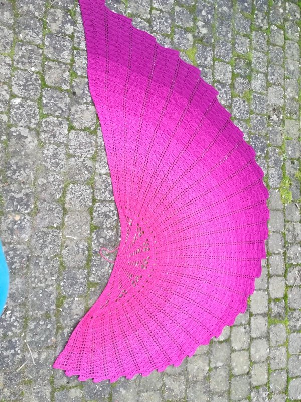 Hyalma crochet pattern for a scarf or shawl in shell shape