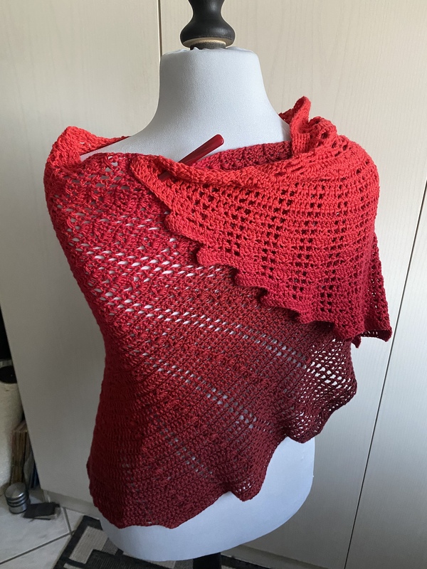 Hyalma crochet pattern for a scarf or shawl in shell shape