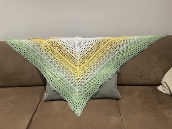 Mit 1000m Vierfädigem Farbverlaufsgarn von Buttinette und Häkelnadel 3,5 gehäkelt. Reihe 36-40 habe ich mit Büschelmaschen ergänzt. Am Musterende war das Tuch nur 120cm, darum habe ich ab Reihe 11 nochmal mit dem Musterablauf angefangen und am Schluss improvosiert. Das Tuch ist nun 170 auf 80cm gross.