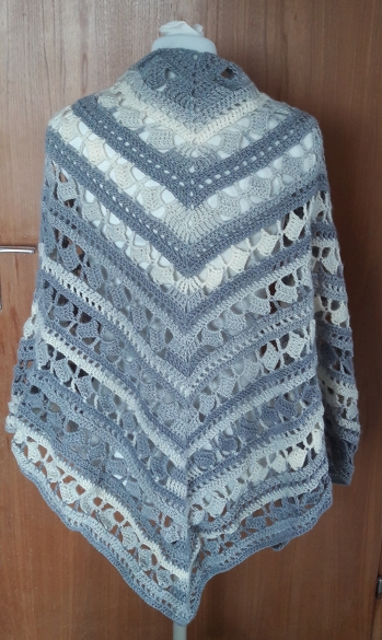 Dreieckstuch groß mit warmer Wolle und als Stola gearbeitet mit Bobbel, jeweils in grau-schwarz Tönen