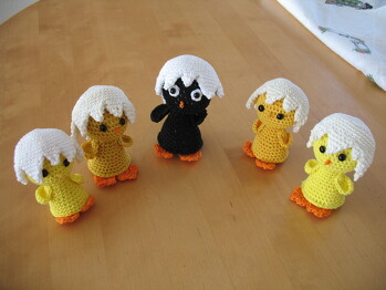 Es muss nicht unbedingt Ostern sein für diese niedlichen Küken mit Eierschale und Calimero ist auch dabei.:))