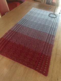 Der Läufer ist großartig geworden, ein echter Hingucker ohne altbacken zu wirken. Ich habe genau die gleichen Farben benutzt, weil die einfach am Besten zu unserer Einrichtung passen.