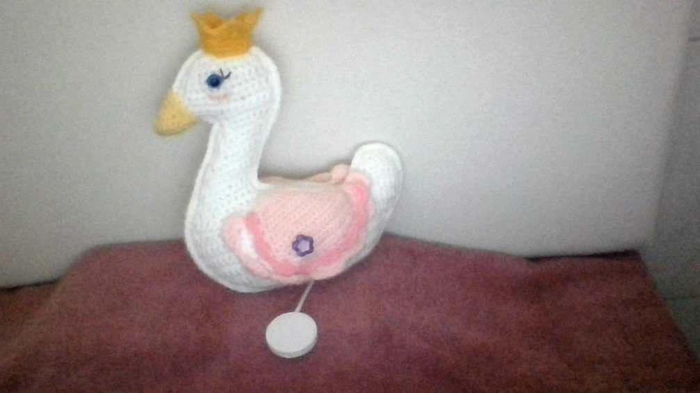 Schwanenprinzessin als Dekoration oder Babyspielzeug häkeln