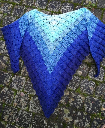 Das Tuch macht süchtig, ist schon mein 3. Super Anleitung und man kann es nach ein paar Reihen auswendig.