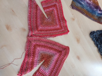 Zwar noch nicht fertig...aber bin jetzt schon restlos begeistert von der Anleitung. Danke