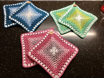 Die ersten Weihnachtsmitbringsel sind fertig. Tolle kostenlose Anleitung von Hobbii. Habe mit mercerisierter  Baumwolle - einfadig und Nadel 3 gehäkelt. LL bei 50 g = 100 m. Ein Paar besteht aus 4 Teilen und ist doch zeitaufwendiger als gedacht.