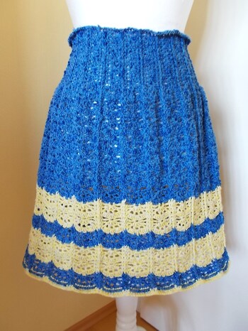 Ich hab den Rock in dickerer Boucle-Baumwolle gehäkelt. Da das Blau nicht gereicht hat, hab ich Gelb dazu genommen. Er passt super und ich kam mit der Anleitung sehr gut zurecht.