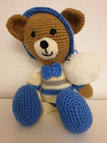 mein erstes Bärchen, nach dieser Anleitung. Bin begeistert!