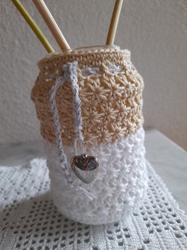 Windlicht umhäkeln im Blümchenmuster