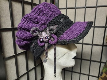 Die Anleitung war gut, wenn am manchen Stellen etwas unklar.. aber vielleicht lag das auch an mir. Was mich jedoch geärgert hat, dass die Mütze nur Kindergrösse hatte. Ich hatte zweimal fast alles wieder, aufgetrennt da sie so winzig war. Mit einer durchschnittlichen Gopfgrösse von 57cm reichte die Anleitung leider grössenmässig nicht und zwar doppelt zu klein. Ich musste fast alles ändern an der Anleitung, Zunahmen doppelt rechnen und alles viel länger häkeln. Den Schirm hab ich nur einfach gehäkelt und dann unten Kunstleder drauf genäht. Die Anleitung war diesbezüglich nur Richtlinie, sonst hätte es ne Kindermütze gegeben. Das Endresultat ist jedoch toll geworden.