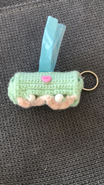 Ich hab meiner Lieblings-Kollegin so einen Kotbeutelspender gehäkelt. Da ich in Urlaub bin musste ich ein paar Kleinigkeiten improvisieren aber ich finde es trotzdem sehr süß und bin sehr dankbar,dass diese Anleitung geteilt wurde. Ich habe mal einen Schlüsselring mit einem kleinen Häkchen angehängt. Sie soll selber entscheiden wie sie den Beutel trägt 🤗