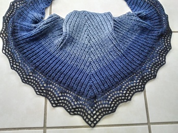 Farbverlaufsbobbel 1000m/3fädig mit NS 3 und 2,5 für Rand.