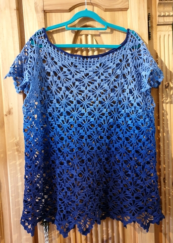 Hab mir an den Ärmeln je 3 Mustersätze rangehäkelt. Das gefällt mir besser 😉😊