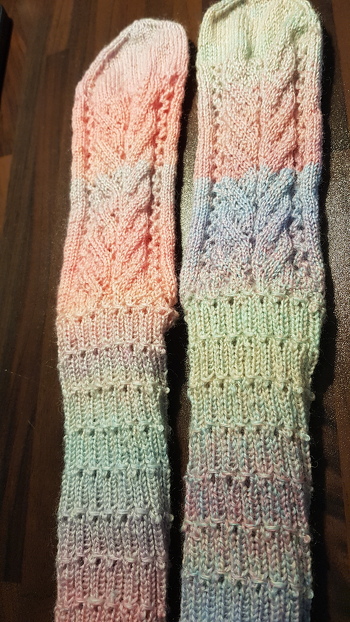 Schöne Anleitung  ab Reihe 12 muss man am anfang stricken wie  die Maschen erscheinen  da sich das Muster nicht ganz richtig  vorsetzt 😅 oder ich hab einen fehler gemacht  egal das ergebnis ist klasse, danke für die Anleitung. ❤