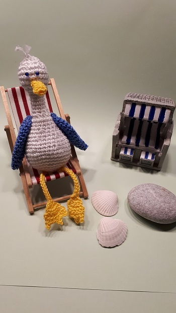 die Möwen sind so niedlich und häkeln sich sehr schnell. Sören war schon an einem Tag fertig. Vielen Dank für diese herrliche AL. Es hat so einen Spaß gemacht.
Hier kommt mein Sören. Eine Frau bekommt er auch noch, damit er nicht so alleine am Strand sitzen muß.