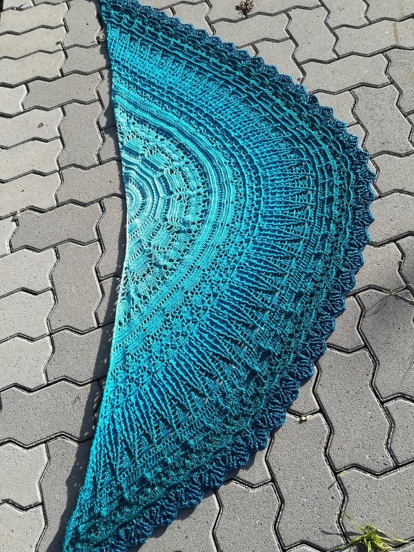 Waldgeschichte von MMdesign, halbrundes Tuch mit 2 Abschluss-Borten