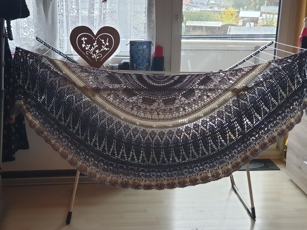 Waldgeschichte von MMdesign, halbrundes Tuch mit 2 Abschluss-Borten