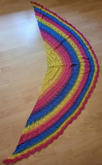 Meine liebe Häkelfreundin nahm mich untere ihre Fittiche und gemeinsam haben wir in vielen gemütlichen Abenden dieses wunderschöne Mustertuch gehäkelt: ich Regenbogen bunt und sie grautönig.
