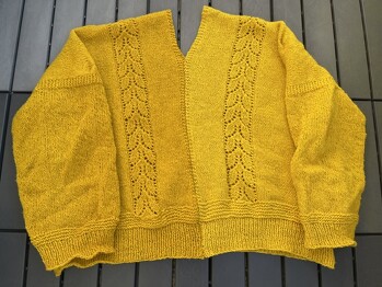 Habe vor zwei Jahren aus zwei Gelbtönen die Version aus zwei Teilen gestrickt, zuerst kürzer, als in der Anleitung, dann verlängert, außerdem habe ich, weil ich ärmellos nicht gern trage und auch noch Garn hatte, lange Ärmel drangestrickt. Ich mag ihn sehr und stricke jetzt die Variante „an einem Stück.“ 🥰