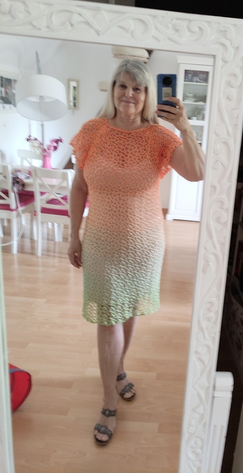 Nachdem ich die Tunika schon so schön fand, kam mir die Idee, daraus ein Kleid zu machen. Verbrauch knapp 800 m = 1 Bobbel von Hobbii, genau nach Anleitung gearbeitet. Ich liebe es!