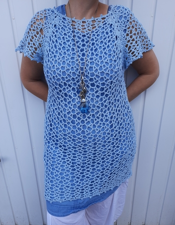 Gut verständliche Anleitung. Nach den Ärmeln geht es gemütlich weiter, man braucht keine Anleitung mehr, tolles TV Nebenherprojekt!