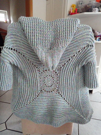 Ich habe richtig viel Garn gebraucht.. für eine kleine Kinderjacke etwa 2000m von 4fädigem Garn