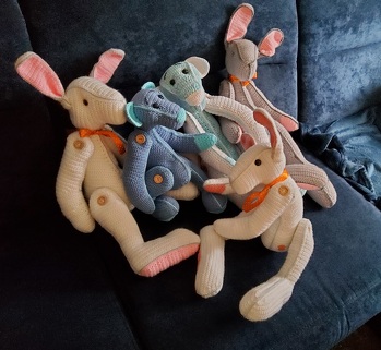 Die Bären, wie auch die Hasen sind sooooo wunderschön. Ich hab nun schon 10 Tiere gefertigt und  verschenkt-zur großen Freude der Kinder und auch als Tröster für Erwachsene. Sie lassen sich so schön nacharbeiten. Ich kann die Anleitung nur empfehlen ....