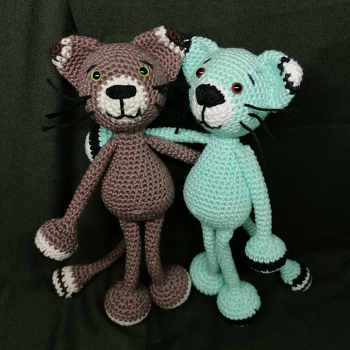 Die Augen hätte ich gerne etwas größer gehabt. Leider hatte zu kleine bestellt weil ich keine Vorstellung hatte, wie groß sie sein sollten. Aber die Beiden sind trotzdem ganz gut angekommen.