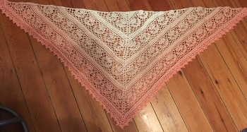 Dieses Tuch geht schnell von der Hand und wird nicht langweilig. Sehr hübsch, ich bin begeistert