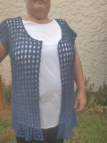 Super Anleitung, ganz spontan habe ich aus dem Shirt eine Weste gemacht. Ganz sicher werde ich auch das Shirt noch machen, das Muster ist wunderschön und ist sehr eingängig.